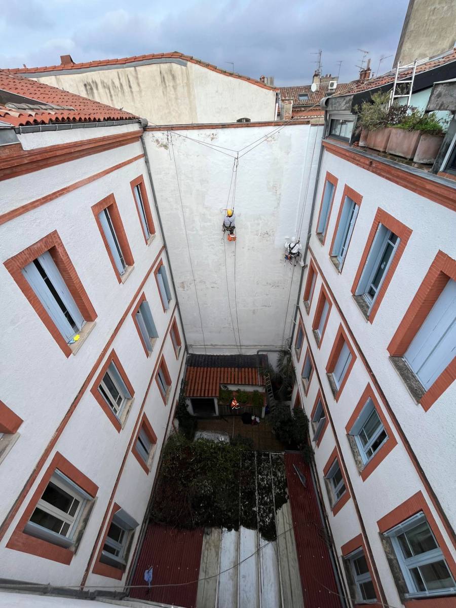 Ravalement et peinture de façades en hauteur sans échafaudage par un expert à Toulouse en Haute-Garonne 31