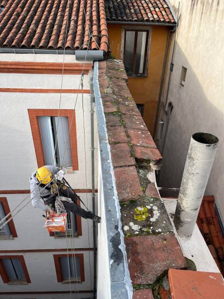 Travaux sur corde:  Mise en peinture sur un bâtiment à Toulouse centre