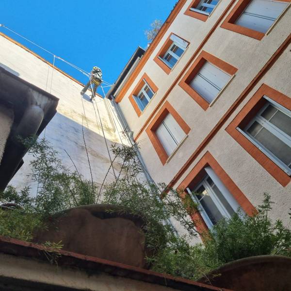 Travaux sur corde: Nettoyage de pignon sur un bâtiment à Toulouse centre