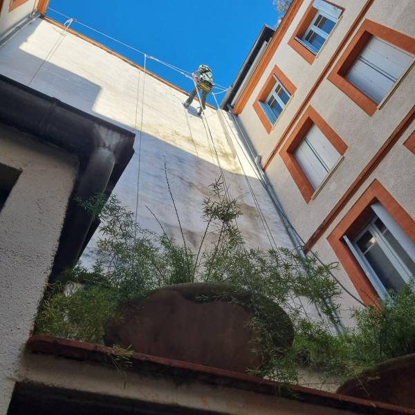 Travaux sur corde: Nettoyage de pignon sur un bâtiment à Toulouse centre