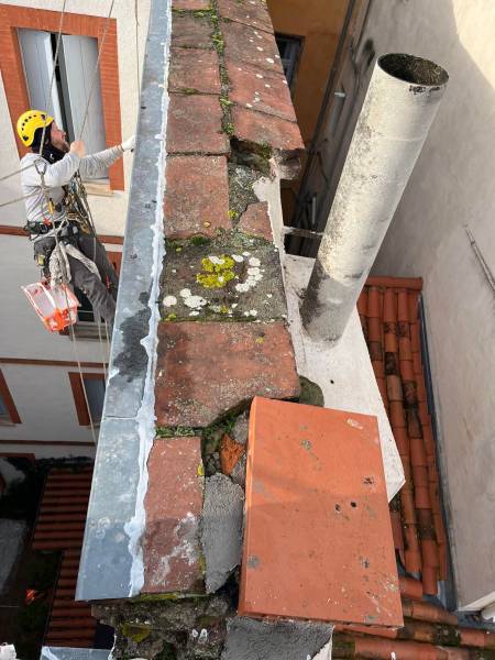 Travaux sur corde:  Mise en peinture sur un bâtiment à Toulouse centre