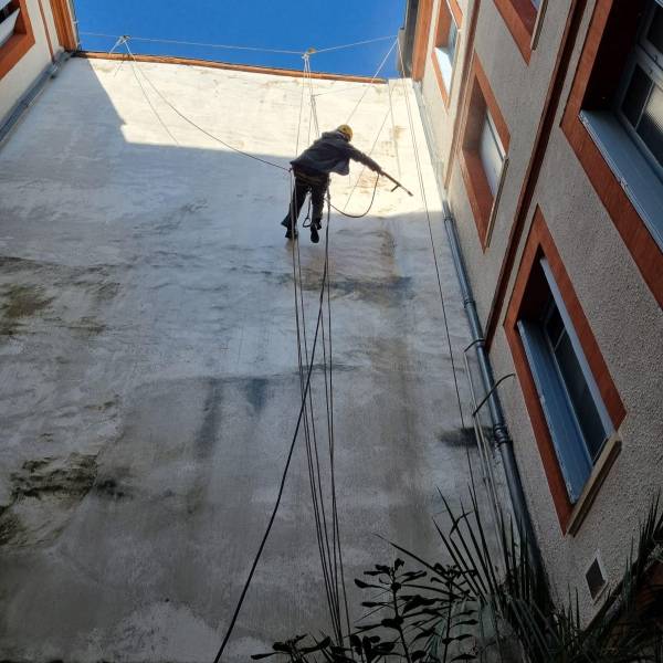 Travaux sur corde: Nettoyage de pignon sur un bâtiment à Toulouse centre