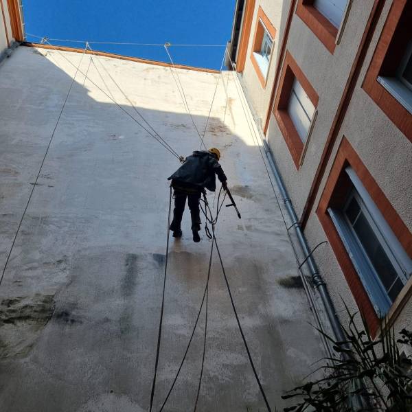 Travaux sur corde: Nettoyage de pignon sur un bâtiment à Toulouse centre