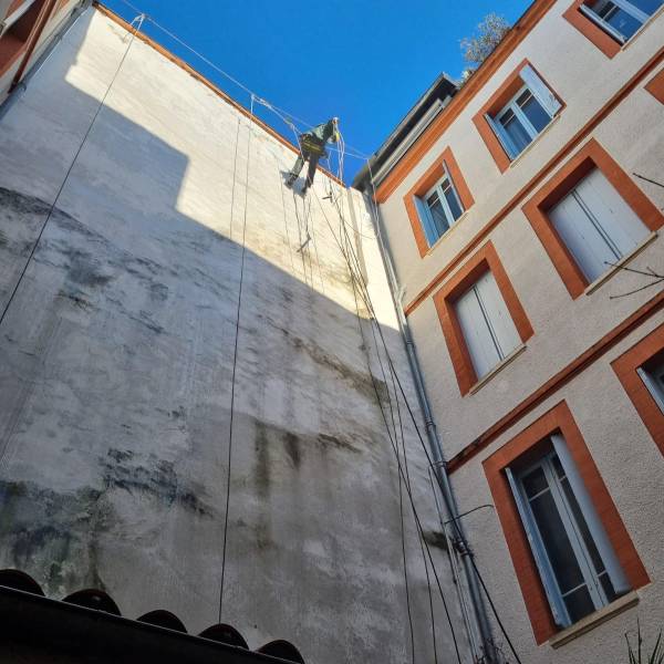 Travaux sur corde: Nettoyage de pignon sur un bâtiment à Toulouse centre