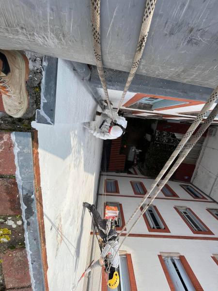 Travaux sur corde:  Mise en peinture sur un bâtiment à Toulouse centre