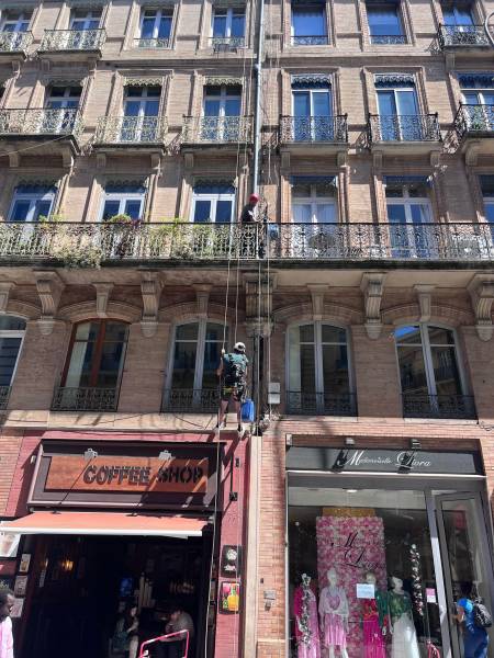 Mise en sécurité d'une descente pluviale en zinc dans le centre ville de Toulouse pour une copropriété